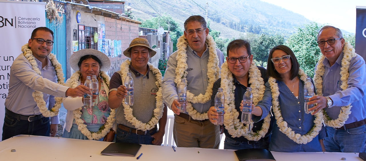 Agua SOMOS la marca de CBN y el Sindicato Agrario Taquiña entregan un tanque de agua para beneficiar a  la OTB Taquiña Norte