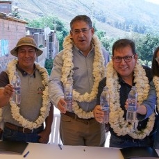 Agua SOMOS la marca de CBN y el Sindicato Agrario Taquiña entregan un tanque de agua para beneficiar a  la OTB Taquiña Norte