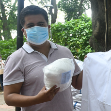 CBN donó a la Alcaldía de Santa Cruz trajes de bioseguridad hechos en Bolivia