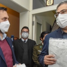 CBN donó a la Policía Boliviana trajes de bioseguridad hechos en Bolivia