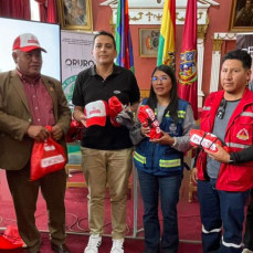 CBN entrega 150 kits de trabajo a recolectores para la gestión de residuos durante el Carnaval de Oruro