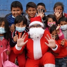 CBN entrega juguetes a niños de comunidades del sector Taquiña en  el valle de Cochabamba