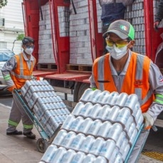 CBN entregó 19.200 unidades de agua para bomberos que combaten los incendios en Chuquisaca