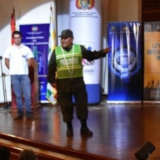 Choferes se capacitan con simuladores para una conducción segura y defensiva durante el Carnaval