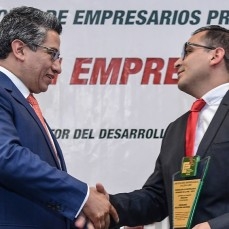 Empresarios paceños reconocen a CBN por su aporte al desarrollo social y económico del departamento