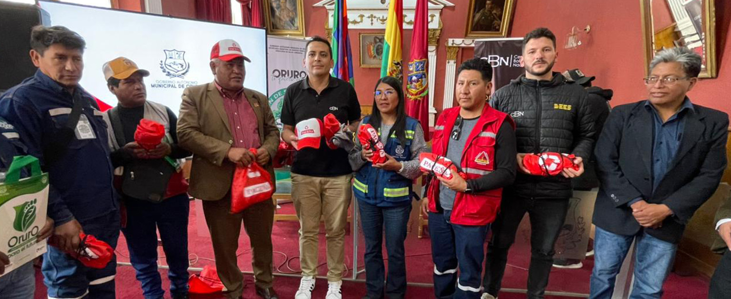 CBN entrega 150 kits de trabajo a recolectores para la gestión de residuos durante el Carnaval de Oruro