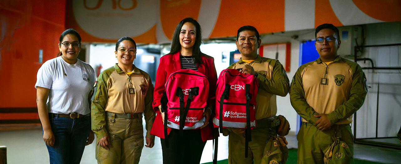 CBN entrega botiquines con más de 4.000 medicamentos a bomberos voluntarios que luchan contra el fuego