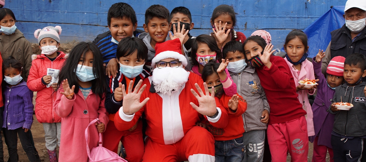 CBN entrega juguetes a niños de comunidades del sector Taquiña en  el valle de Cochabamba