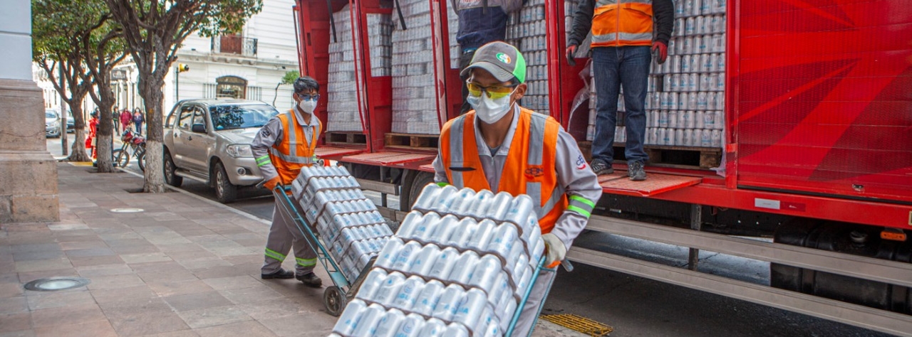 CBN entregó 19.200 unidades de agua para bomberos que combaten los incendios en Chuquisaca