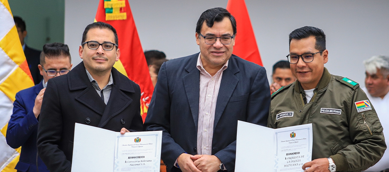 CBN recibió un reconocimiento a través del presidente de la Cámara de Diputados por su contribución al desarrollo de La Paz