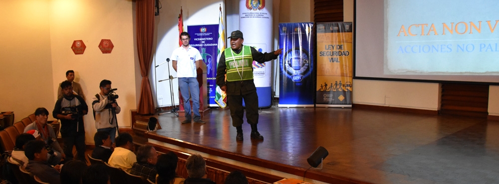 Choferes se capacitan con simuladores para una conducción segura y defensiva durante el Carnaval