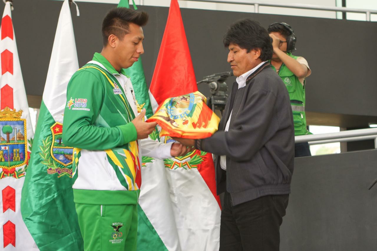 Presidente entregó bandera nacional a la delegación boliviana que participará en Panamericanos Lima 2019