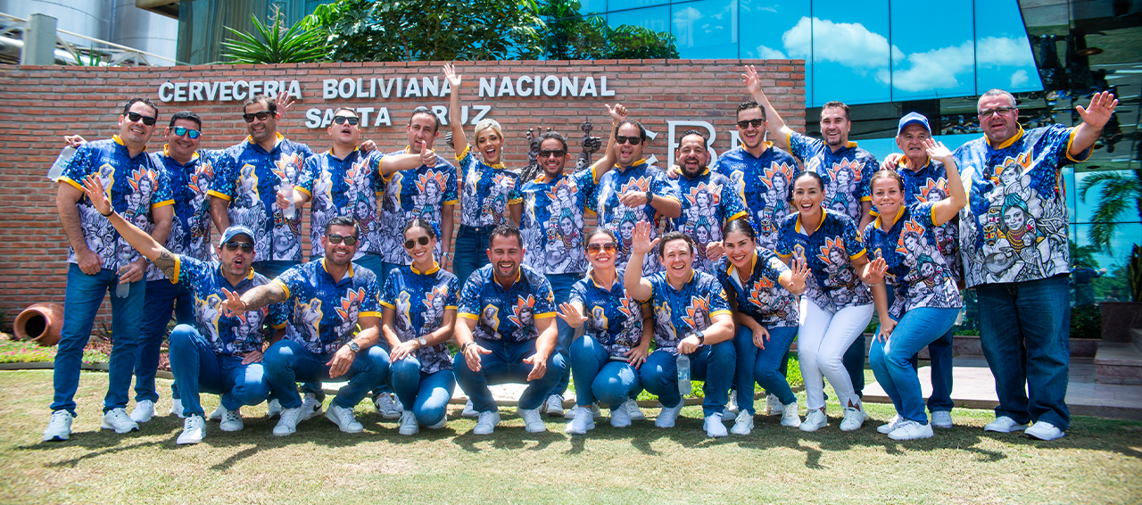 Paceña recibe en su Cervecería Santa Cruz a la comparsa coronadora del Carnaval Cruceño